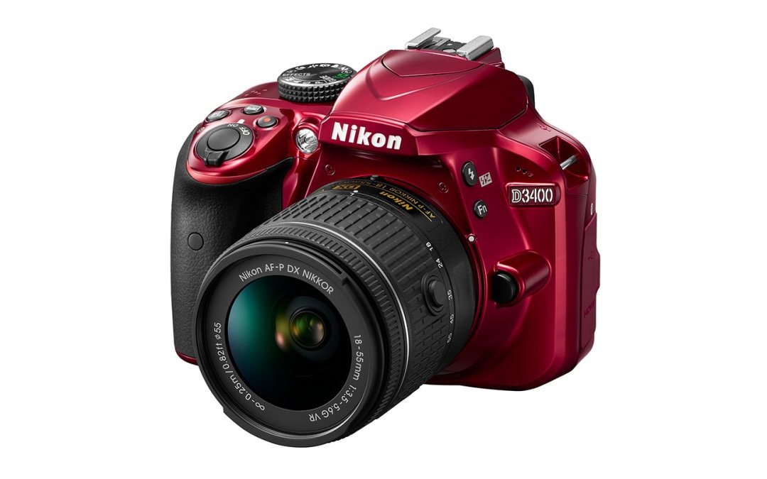 Nikon D3400 RD mit 18 - 55 VR - Foto: Nikon GmbH
