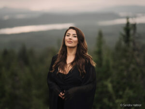 Portraitfoto in Natur mit FE 85mm F1.4 GM II - Foto: Sandra Hallnor