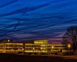 November - beleuchtete Unibibliothek - Foto: M. Stollmann