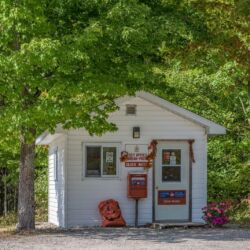 Post Office Silver Water - nach 133 Jahre im Dienst, im Mai 2017 geschlossen. – Ein Motiv aus dem Kalender “<a href="https://www.amazon.de/gp/search/ref=as_li_qf_sp_sr_il_tl?ie=UTF8&tag=fotogfotosund-21&keywords=Manitoulin Island - Ontario / Kanada (Wandkalender&index=aps&camp=1638&creative=6742&linkCode=xm2&linkId=d511fb7cf67e614c5c689a4f67cd5539">Manitoulin Island</a>” von Michael Stollmann – fotoglut.de Silver Water Post Office - Ein Motiv aus dem Kalender "Manitoulin Island" von Michael Stollmann - fotoglut.de
