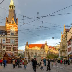 Der Erfurter Anger weihnachtlich geschmückt mit Blick Richtung Anger 1 - Tech Specs: NIKON D7000 - 24.0-70.0 mm f/2.8 - Brennweite / 35mm: 36 mm - 1/125 Sek. bei ƒ / 6,3 mit ISO 200 - <a href="https://wanderstruck.de">© FotoGlut - Michael Stollmann</a> Anger zur Weihnachtszeit - © FotoGlut - Michael Stollmann