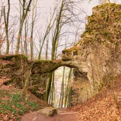 Das Felsentor bei Unteremmendorf - Wanderung entlang des Burgenweges von Kinding aus im Altmühltal. - Tech Specs: NIKON D810 - TAMRON SP 24-70mm F2.8 Di VC USD A007N - Brennweite / 35mm: 24 mm - 1/50 Sek. bei ƒ / 8,0 mit ISO 400 - <a href="https://wanderstruck.de">© FotoGlut - Michael Stollmann</a> Burgenweg Kinding - © FotoGlut - Michael Stollmann