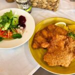 Schnitzel Wiener Art im Landgasthof Wagner in Unteremmendingen - Tech Specs: iPhone X - iPhone X back dual camera 4mm f/1.8 - Brennweite / 35mm: 28 mm - 1/15 Sek. bei ƒ / 1,8 mit ISO 100 - <a href="https://wanderstruck.de">© FotoGlut - Michael Stollmann</a> Landgasthof Wagner - © FotoGlut - Michael Stollmann