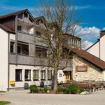 Landgasthof Wagner in Unteremmendorf - Wanderung entlang des Burgenweges von Kinding aus im Altmühltal. - Tech Specs: NIKON D810 - TAMRON SP 24-70mm F2.8 Di VC USD A007N - Brennweite / 35mm: 36 mm - 1/800 Sek. bei ƒ / 8,0 mit ISO 400 - <a href="https://wanderstruck.de">© FotoGlut - Michael Stollmann</a> Landgasthof Wagner - © FotoGlut - Michael Stollmann