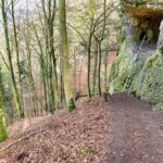 Höhle am Felsentor - Wanderung entlang des Burgenweges von Kinding aus im Altmühltal. - Tech Specs: NIKON D810 - TAMRON SP 24-70mm F2.8 Di VC USD A007N - Brennweite / 35mm: 24 mm - 1/40 Sek. bei ƒ / 8,0 mit ISO 400 - <a href="https://wanderstruck.de">© FotoGlut - Michael Stollmann</a> Burgenweg Kinding - © FotoGlut - Michael Stollmann