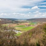 Unteremmendorf und das Altmühltal - Wanderung entlang des Burgenweges von Kinding aus im Altmühltal. - Tech Specs: NIKON D810 - TAMRON SP 24-70mm F2.8 Di VC USD A007N - Brennweite / 35mm: 24 mm - 1/400 Sek. bei ƒ / 8,0 mit ISO 400 - <a href="https://wanderstruck.de">© FotoGlut - Michael Stollmann</a> Burgenweg Kinding - © FotoGlut - Michael Stollmann