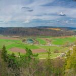 Panorama des Altmühltal - Wanderung entlang des Burgenweges von Kinding aus im Altmühltal. - Tech Specs: iPhone X - iPhone X back camera 4mm f/1.8 - Brennweite / 35mm: 28 mm - 1/2200 Sek. bei ƒ / 1,8 mit ISO 20 - <a href="https://wanderstruck.de">© FotoGlut - Michael Stollmann</a> Burgenweg Kinding - © FotoGlut - Michael Stollmann