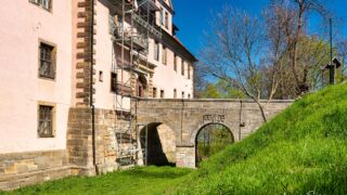 Schloß Tenneberg über diese schmale Brücke - © FotoGlut - Michael Stollmann