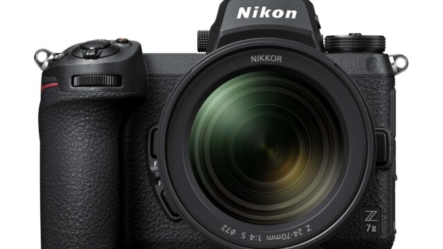 Nikon Z7II - Frontalansicht mit 24-70 F/4