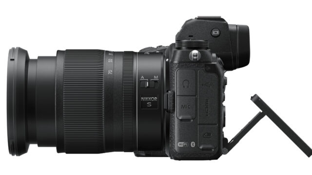 Nikon Z7II - mit ausgeklapptem Monitor, von links