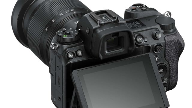 Nikon Z7II - mit angeklapptem Monitor