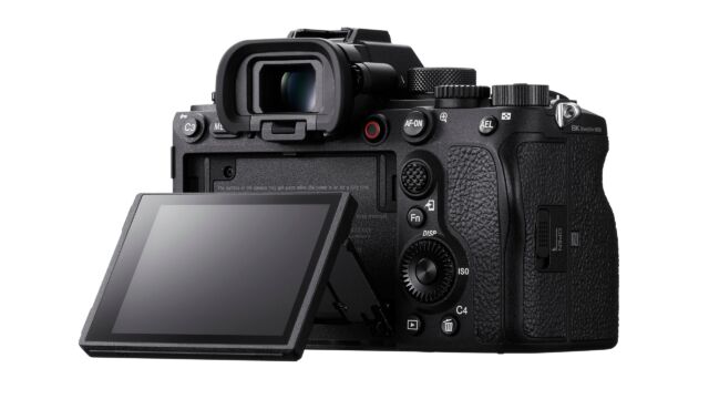 Sony Alpha 1 - Rückseite mit geklapptem Monitor