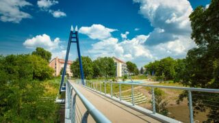 Wanderung " Europaplatz Anger " Erfurt von seiner schönsten Seite entdecken. - <a href="https://ms29.de">© Michael Stollmann</a> Brücke zum Sonnenuhrspielplatz - © Michael Stollmann