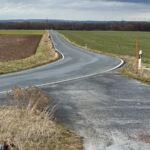 Ein Bild von der Wanderung "zum Mittelpunkt Deutschlands" rund um die Seebachtalsperre - 14,2 KM - Touringenstempel 45 + Iron Lake Challenge - <a href="https://wanderstruck.de">© Michael Stollmann</a> und leider auch an der Strasse lang - © Michael Stollmann