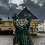 Ein Bild von der Wanderung "zum Mittelpunkt Deutschlands" rund um die Seebachtalsperre - 14,2 KM - Touringenstempel 45 + Iron Lake Challenge - <a href="https://wanderstruck.de">© Michael Stollmann</a> der Tracht ein Denkmal - © Michael Stollmann