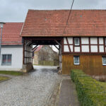 Ein Bild von der Wanderung "zum Mittelpunkt Deutschlands" rund um die Seebachtalsperre - 14,2 KM - Touringenstempel 45 + Iron Lake Challenge - <a href="https://wanderstruck.de">© Michael Stollmann</a> durchs Haus gehts auch noch - © Michael Stollmann