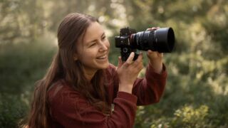 Portraitfoto in Natur mit FE 85mm F1.4 GM II - Foto: Sandra Hallnor