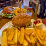 Cheeseburger mit Steakhouse Pommes und Doppelte Currywurst