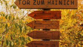 Wegweiser am Parkplatz - <a href="https://wanderstruck.de">© Michael Stollmann</a> Feensteig Rundwanderung - © Michael Stollmann